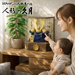 五月人形 久月 家紋 兜 アクリルケース飾り K51117 コンパクト 軽量 おしゃれ 高級 豪華