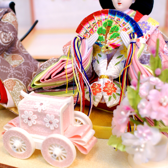 雛人形 A gorgeous and gorgeous standing doll that will satisfy you and