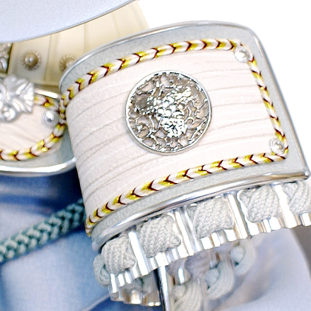 伊達政宗　東京久月　五月人形　家紋付き兜飾りガラスケース入 Amazon | 【五月人形】久月作 家紋「伊達政宗 兜」ガラスケース