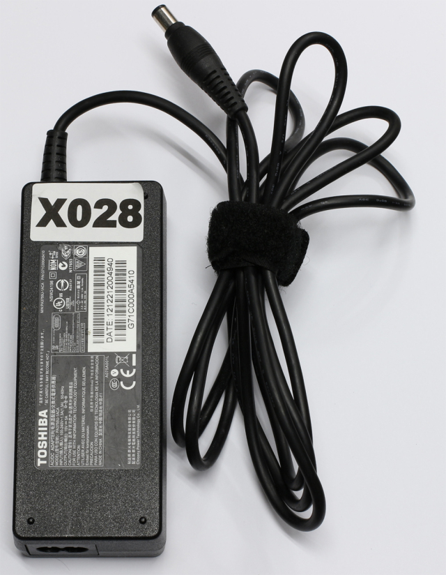 ジャンク品 TOSHIBA PA3755U-1ACA 15V-5A センター+ 保証無