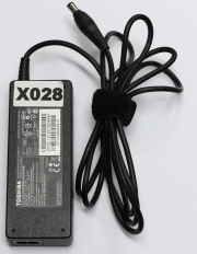 ジャンク品 TOSHIBA PA3755U-1ACA 15V-5A センター+ 保証無