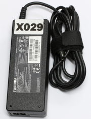 ジャンク品 TOSHIBA PA3755U-1ACA 15V-5A センター+ 保証無