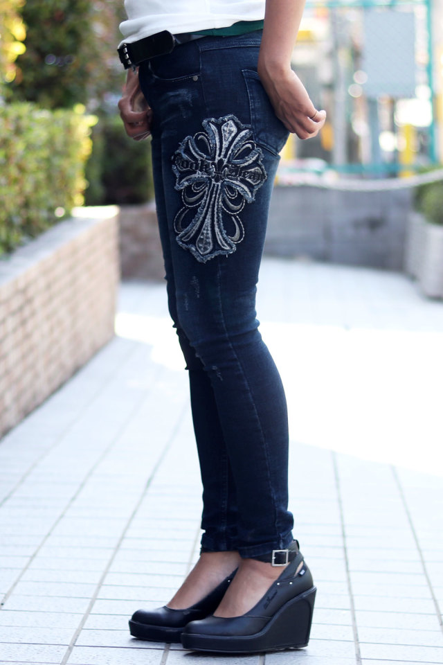 mamirinDENIMDUNGAREE ダメージ加工刺繍デニムパンツ セール】蝶刺繍 フリンジ加工 ワイドデニムパンツ（デニムパンツ