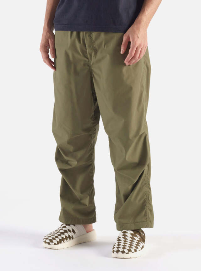 ユニバーサルワークス Parachute Pant In Olive Recycled Poly Tech