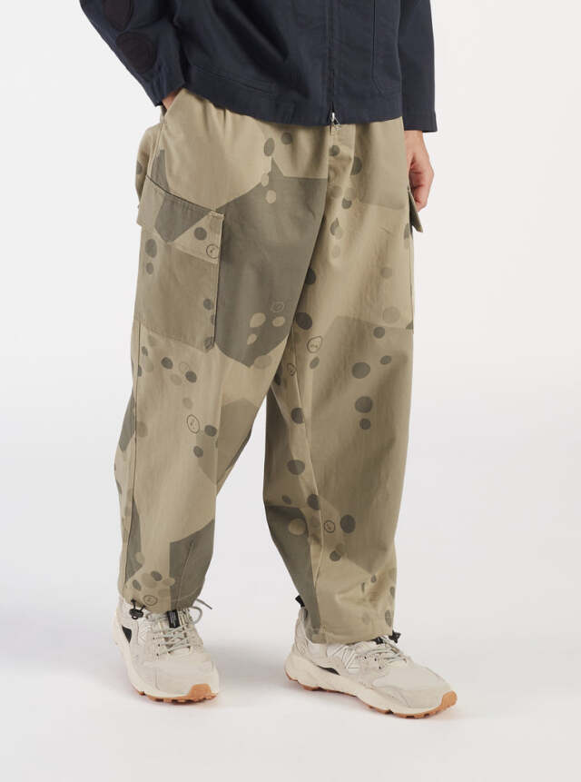 ユニバーサルワークス Loose Cargo Pant In Stone UW. Camo Twill