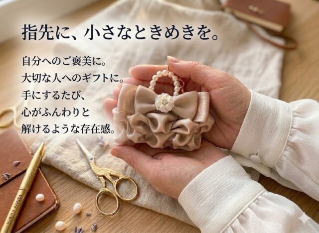 手のひらに乗せたリボンバッグチャームの質感アップ
