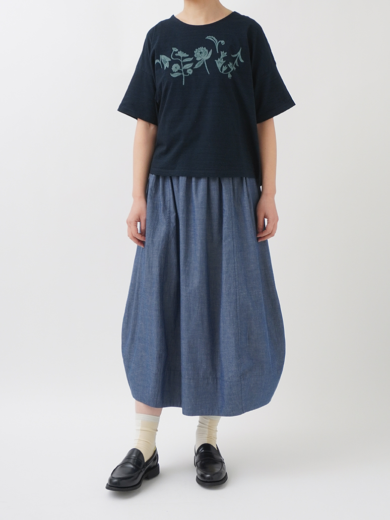 40／－インディゴ天竺 花巡り柄抜染Tシャツ