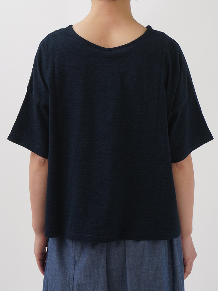 40／－インディゴ天竺 花巡り柄抜染Tシャツ