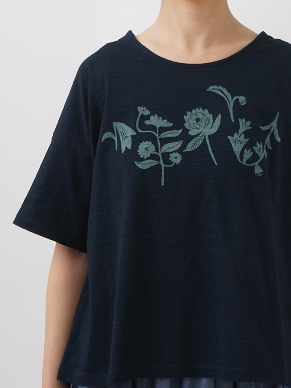 40／－インディゴ天竺 花巡り柄抜染Tシャツ