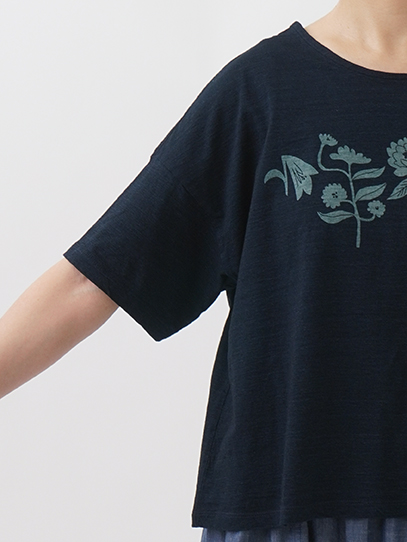 40／－インディゴ天竺 花巡り柄抜染Tシャツ