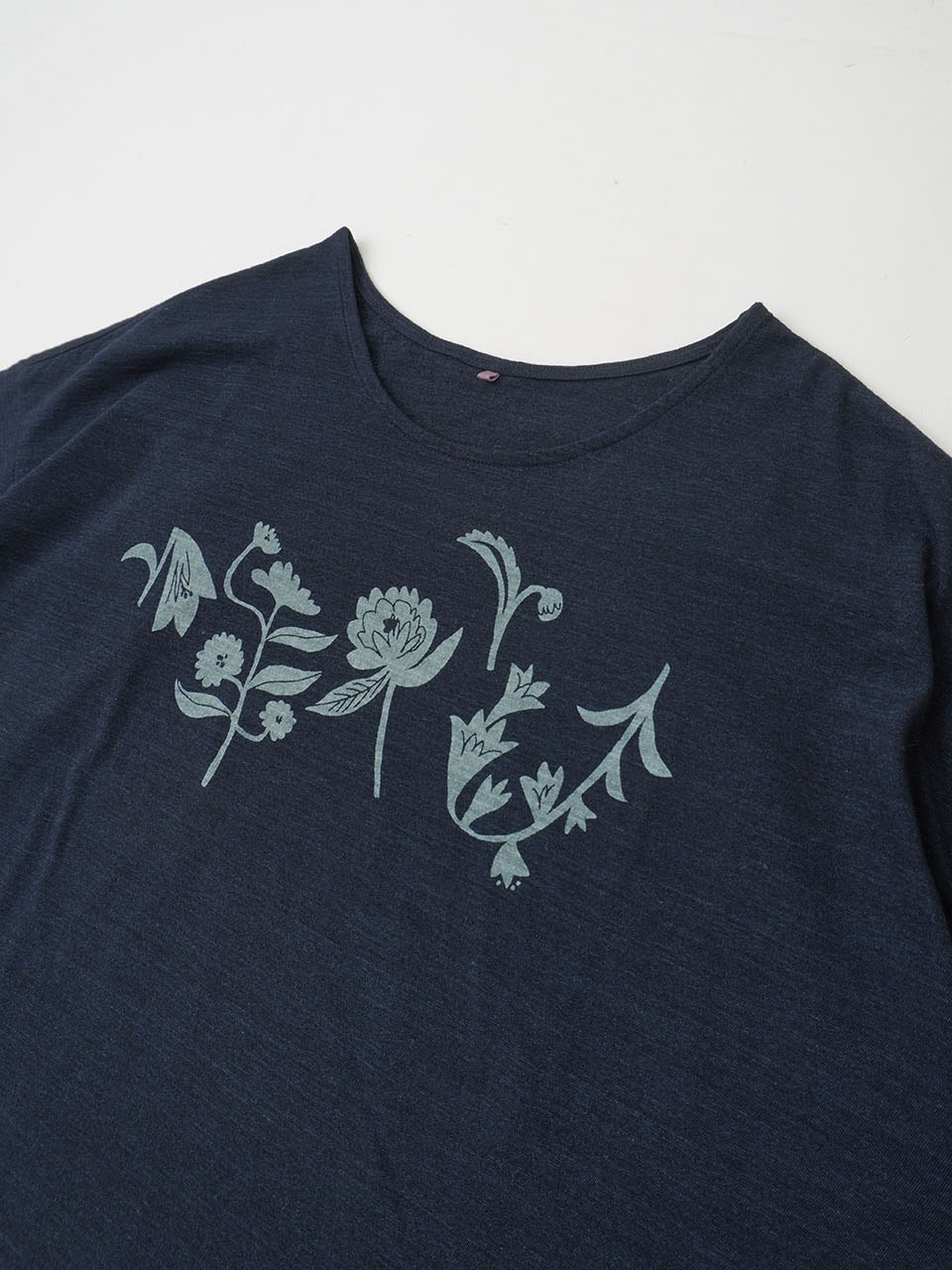 40／－インディゴ天竺 花巡り柄抜染Tシャツ