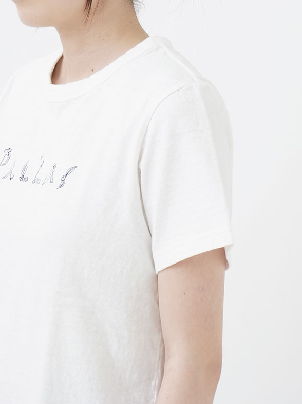 19／－ラフィ天竺 花文字ロゴプリントTシャツ