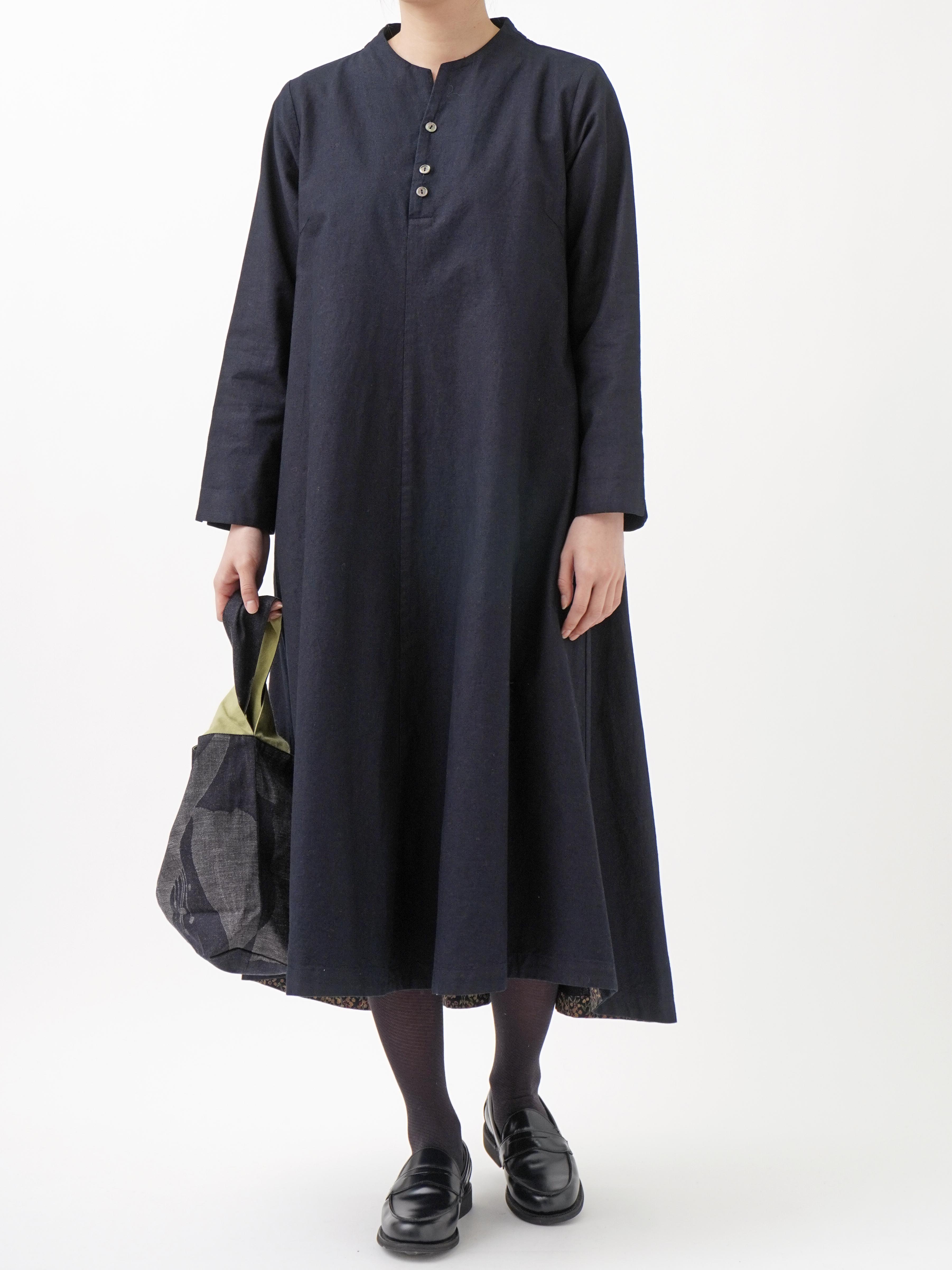 16／－インディゴ平織 ボトル襟フレアワンピース