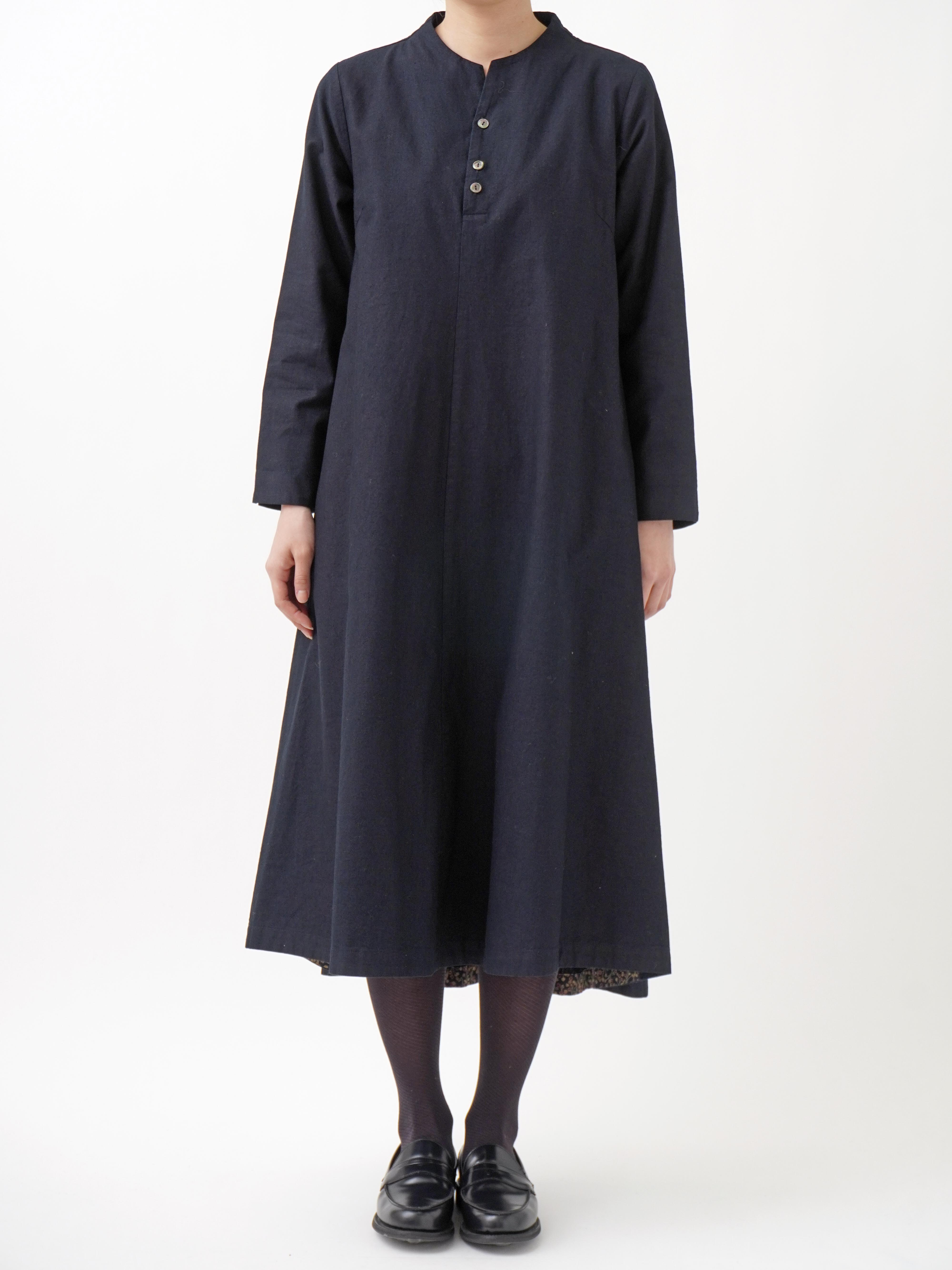 16／－インディゴ平織 ボトル襟フレアワンピース