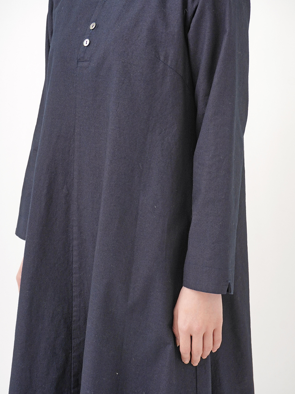 16／－インディゴ平織 ボトル襟フレアワンピース