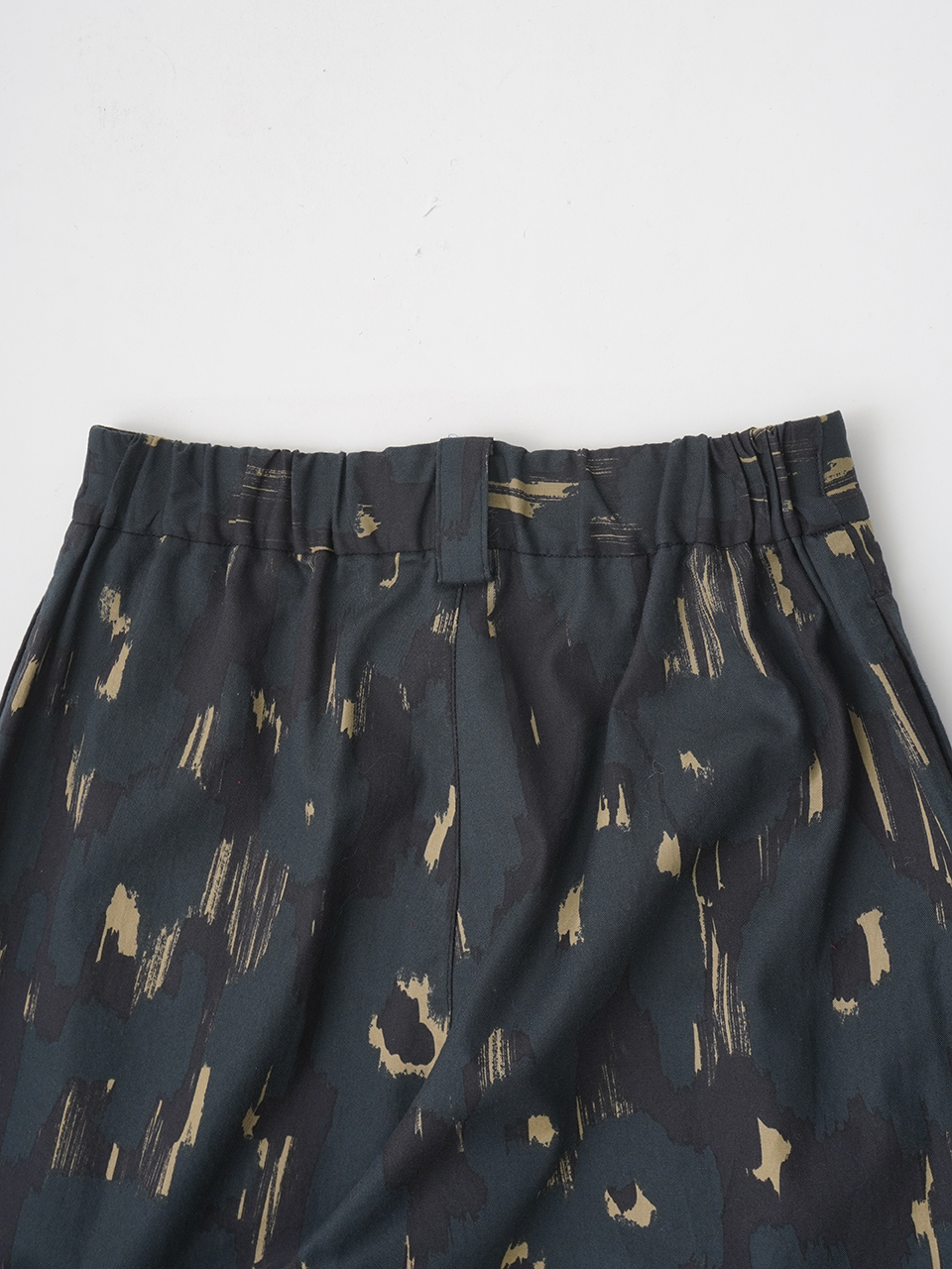 50／－ビエラ早咲き椿柄 タックパンツ