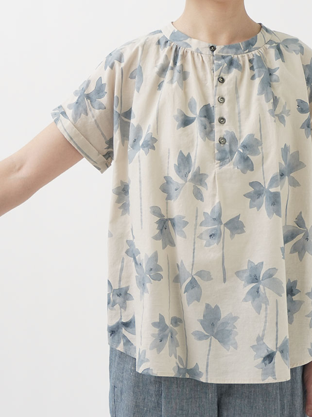 フレンチトースト　　夏服込み 綿麻ボイルワッシャー夏水仙柄 フレンチ袖ギャザーシャツ