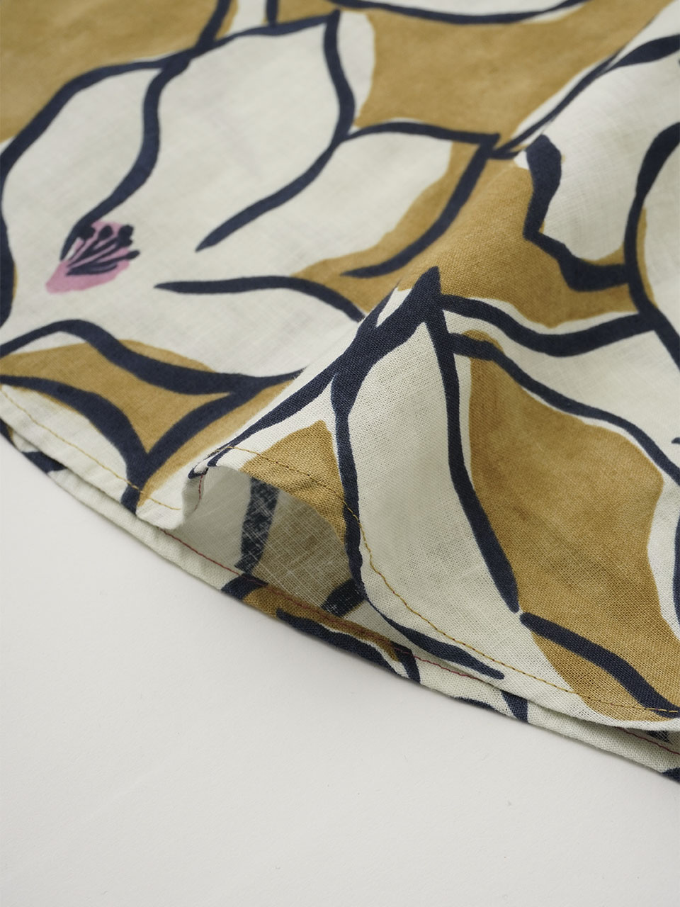 コットンリネンシーチング白蝶草柄 スリットプルオーバーシャツ