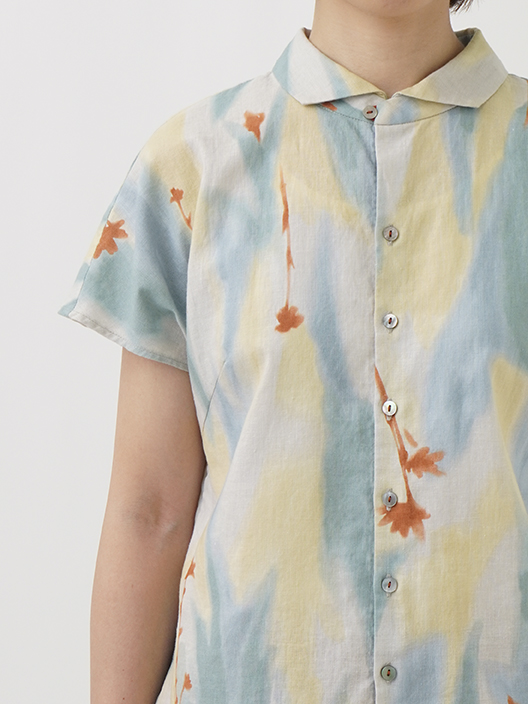 コットンリネンシーチング秋霧柄 ウィング襟ショート袖シャツ