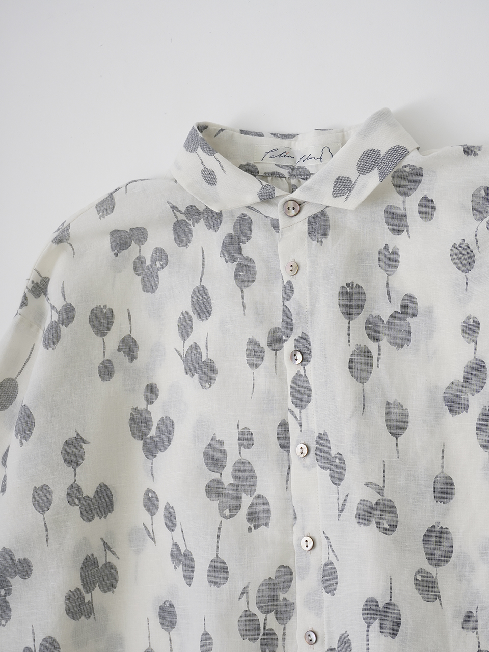 コットンリネンマンガン絣ミズオオバコ柄 ウィング襟オーバーシャツ