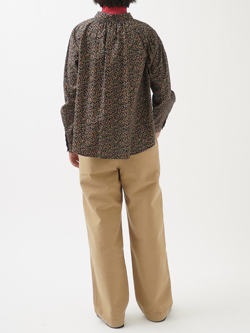 50／－ビエラ山茶花柄 ちび襟ギャザーシャツ