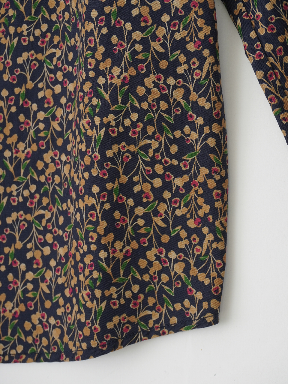 50／－ビエラ山茶花柄 ちび襟ギャザーシャツ