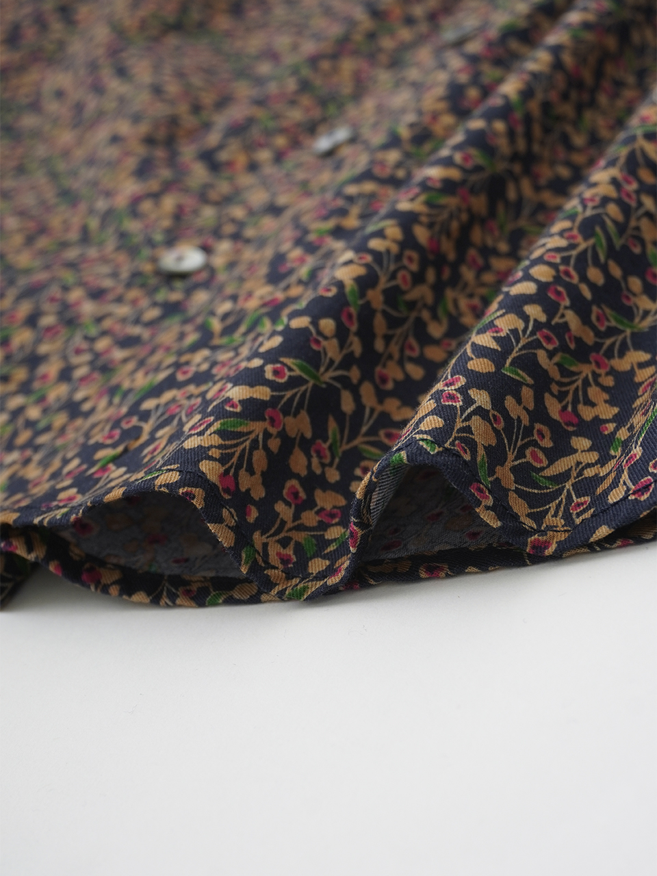 50／－ビエラ山茶花柄 ちび襟ギャザーシャツ