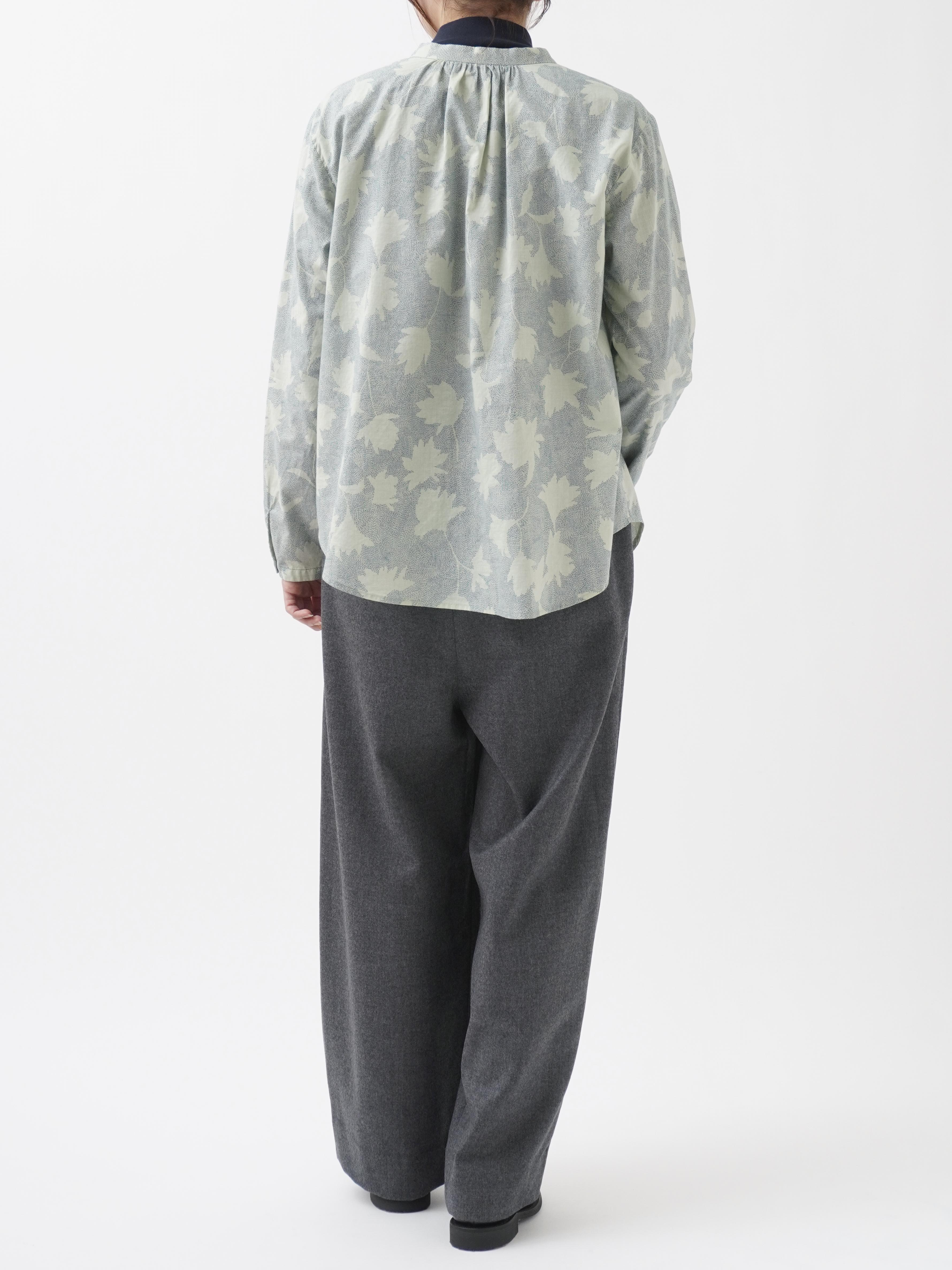 蘭様 60／－ローン石蕗柄 クルー襟ギャザーシャツ