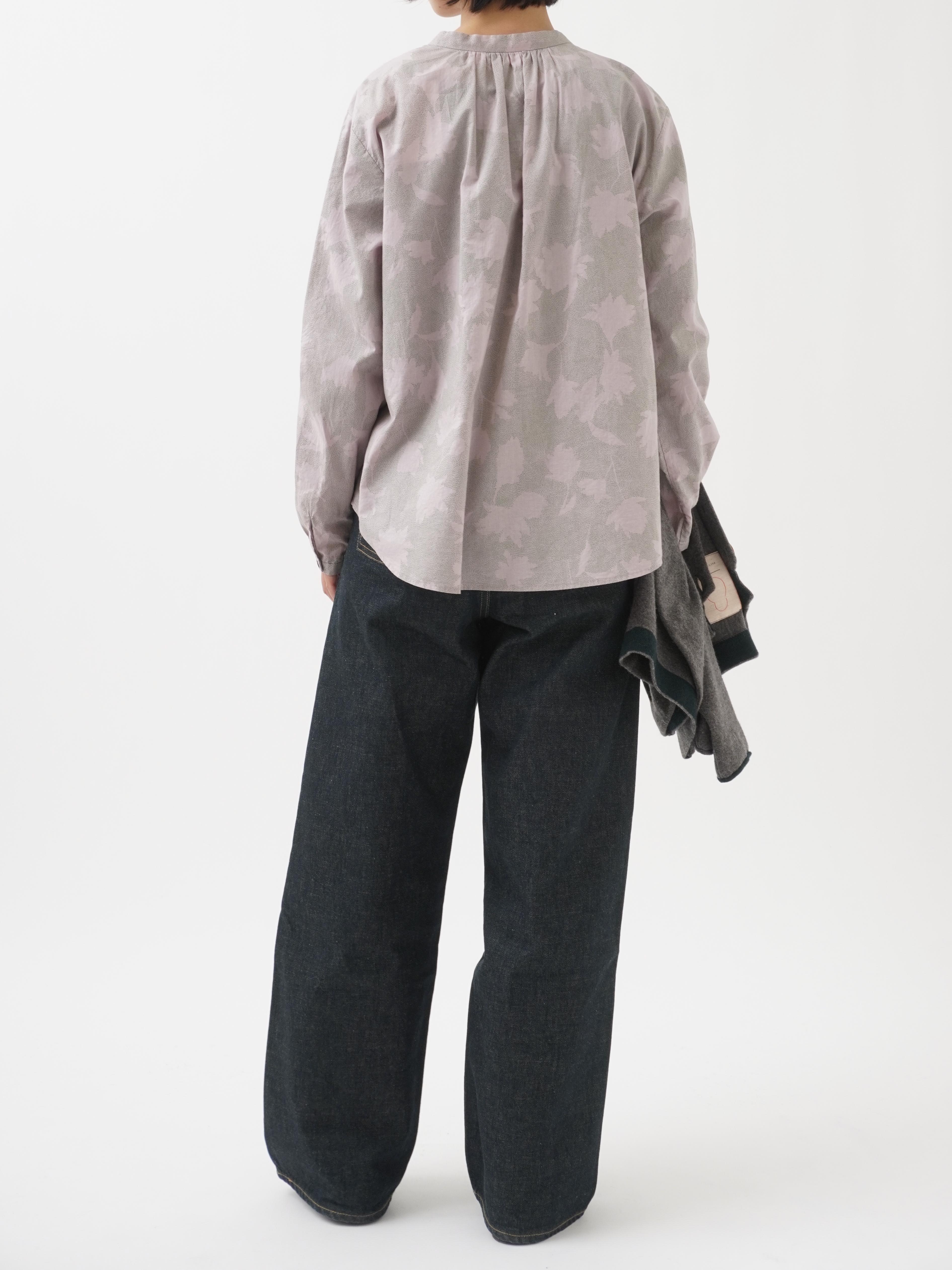 60／－ローン石蕗柄 クルー襟ギャザーシャツ