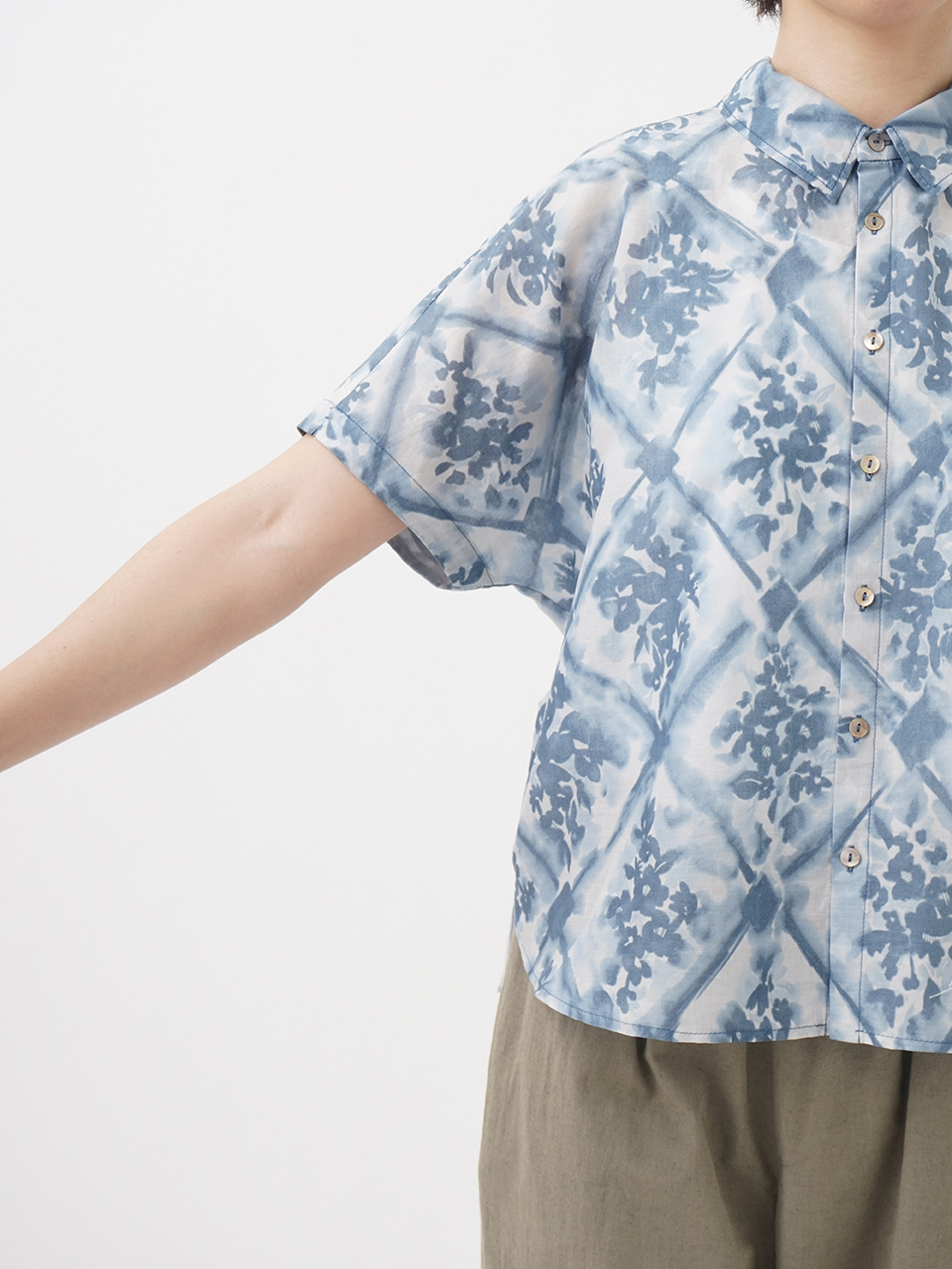 80／－ローン八仙花柄 レギュラー襟シャツ