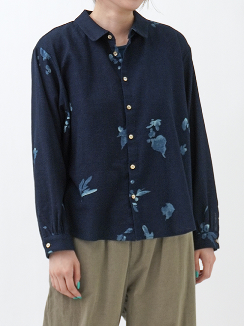 【オンライン限定】１６／－インディゴガーゼ野山柄　ワイド襟オーバーシャツ