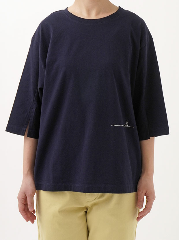 30／－ナチュラルソフト天竺 袖スリット刺繍Tシャツ