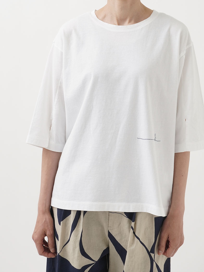 30／－ナチュラルソフト天竺 袖スリット刺繍Tシャツ