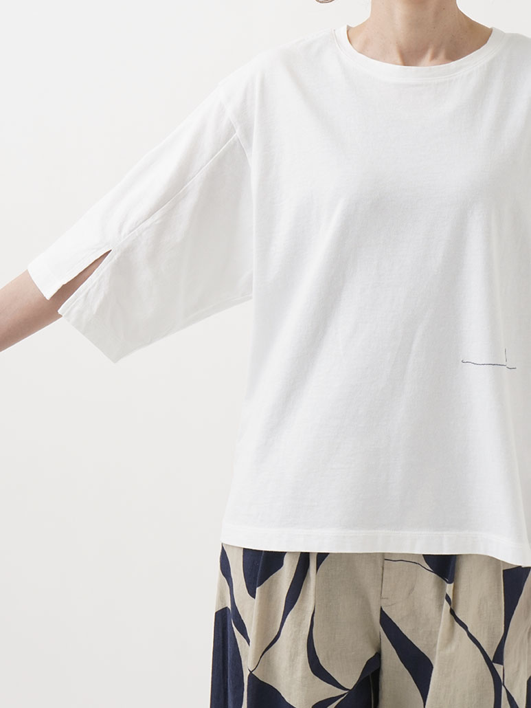 30／－ナチュラルソフト天竺 袖スリット刺繍Tシャツ