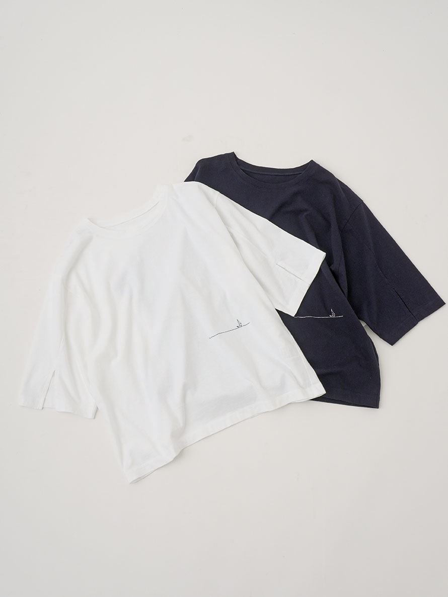 30／－ナチュラルソフト天竺 袖スリット刺繍Tシャツ