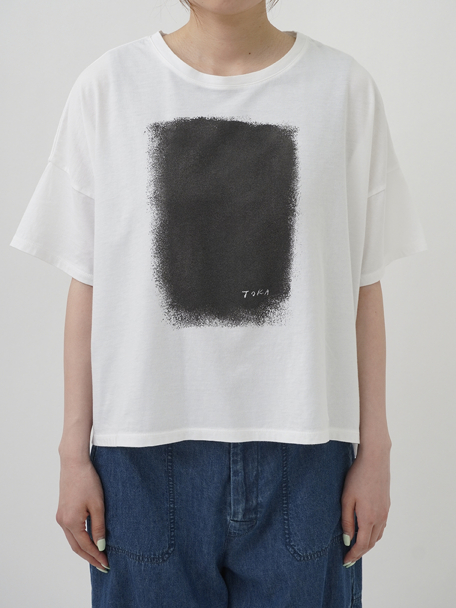 30／－ナチュラルソフト天竺 窓プリントTシャツ