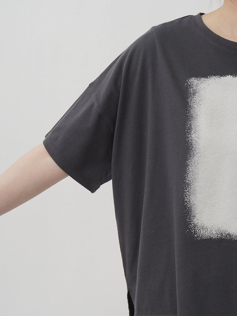 30／－ナチュラルソフト天竺 窓プリントTシャツ