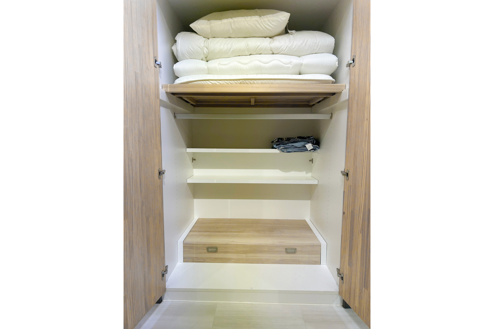 ぴったり納まる桐製衣装収納箱