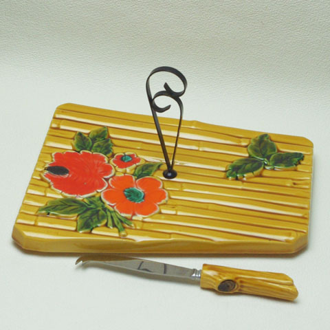 フランスブロカント　チーズプレート　（赤い花）ナイフ付き