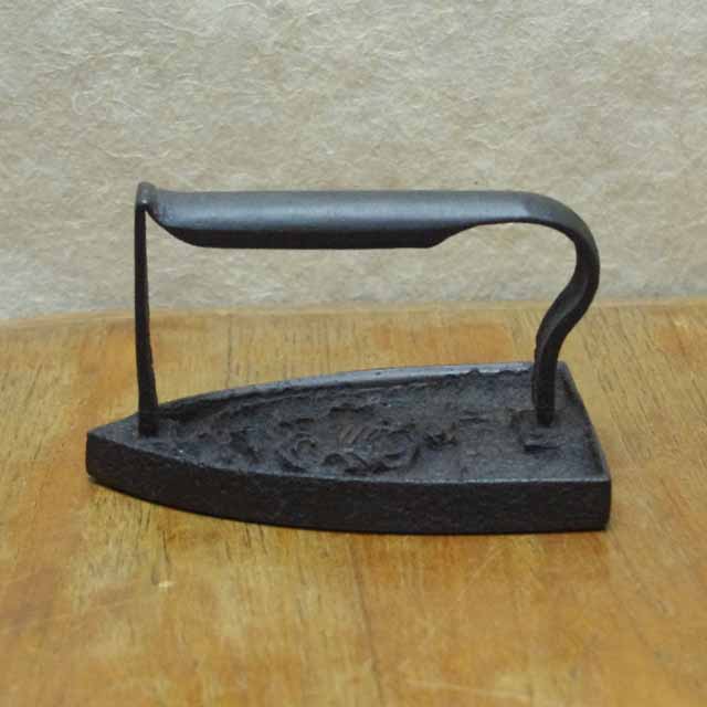 フランス　アンティーク　アイロン（紋章）