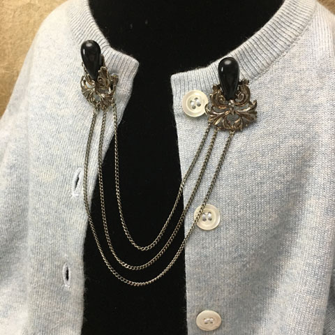 　フランス　ブロカント カーディガン・クリップ風　ブローチ　(黒ビーズ）