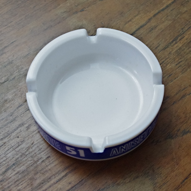 注目ブランド BERGER anisette ミルクガラス三角灰皿 アンティーク雑貨