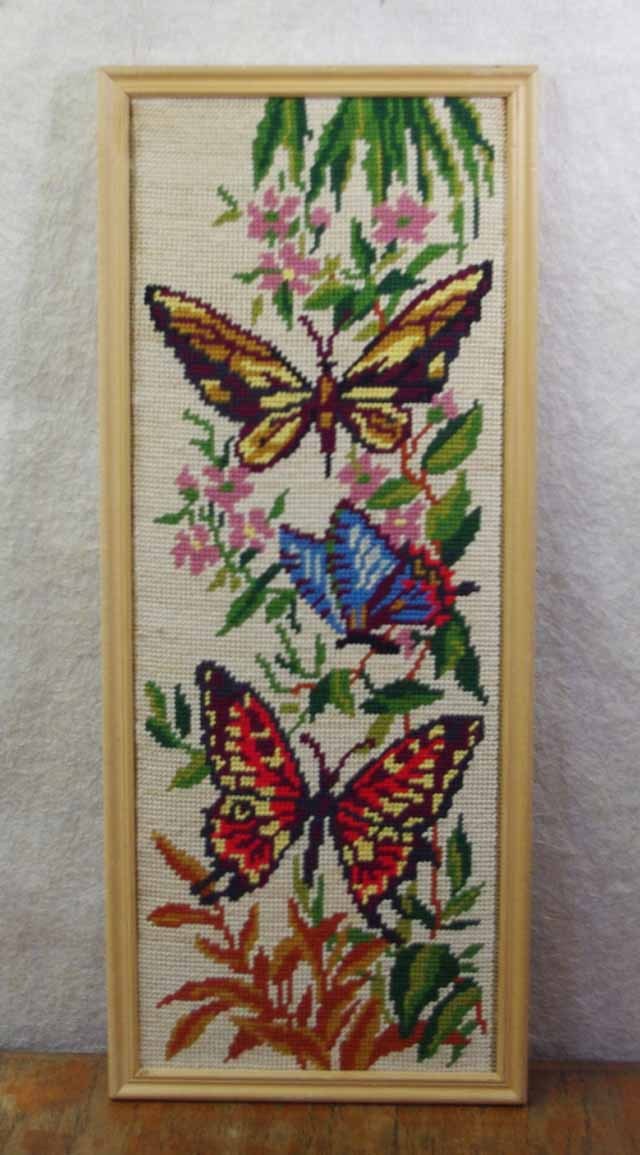 蝶々」刺繍 （クロスステッチ）額入り