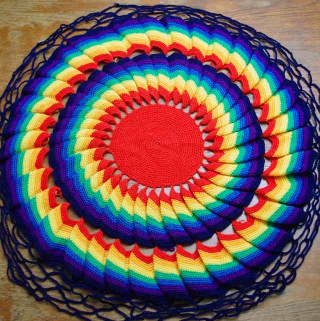 かぎ針編み 円形クッションカバー (レインボー）
