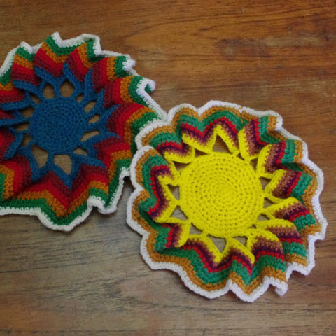 かぎ針編み 円形クッションカバー (イエロー）