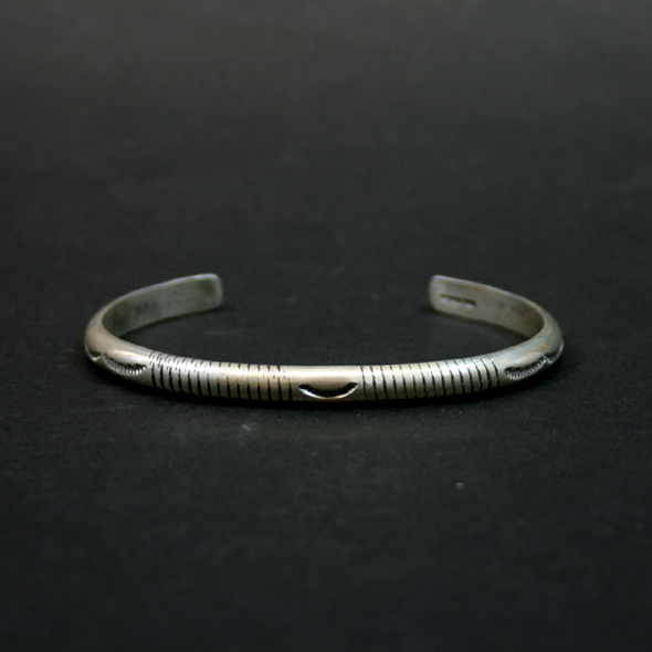 INDIAN JEWELRY インディアンジュエリー　ナバホ族　TAHE シルバーバングル