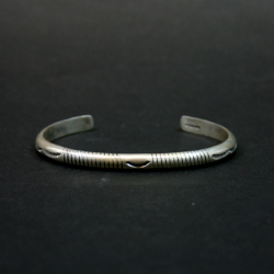 INDIAN JEWELRY インディアンジュエリー　ナバホ族　TAHE シルバーバングル