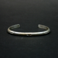 INDIAN JEWELRY インディアンジュエリー　ナバホ族　TAHE シルバーバングル