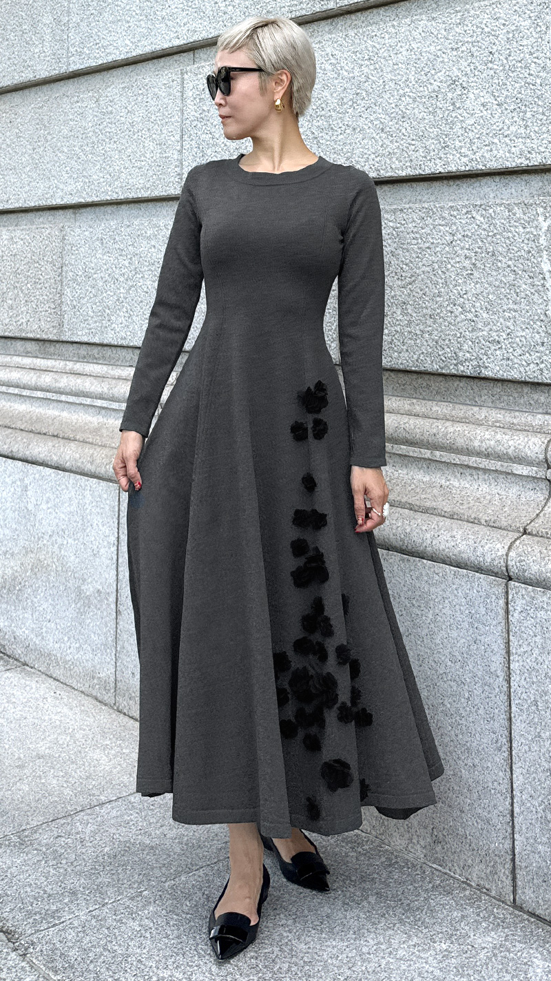 タグ付き新品JENNE 白花柄長袖ロングワンピース タグ付き新品JENNE 白花柄長袖ロングワンピース タグ付き新品