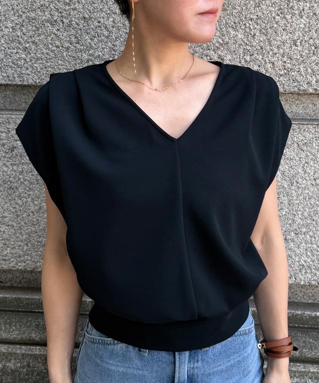 ジェンヌ　タック美シルエットカットソー　Mサイズ　新品同様 タック美シルエットカットソー（接触冷感・紫外線防止機能生地